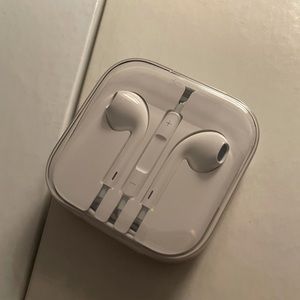 BRAND NEW Apple EarPods with 3.5 mm Headphone Plug